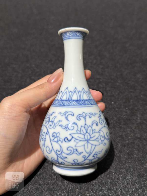 清康熙 青花缠枝莲纹小胆瓶 - 图3